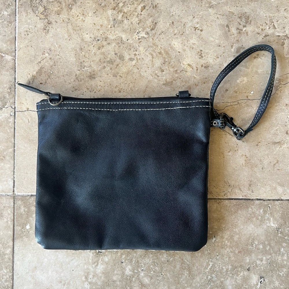 Myrna cowhide wristlet cream, color and black excellent condition - Picture 5 of 7